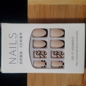 24 Piece Press on Nail Set